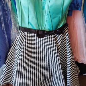 Strapless appearance talent party dress.